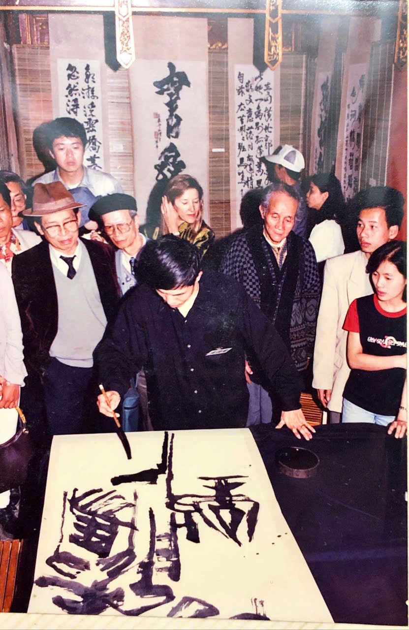 Thư pháp gia Lê Quốc Việt. Ảnh: Họa sĩ Phan Minh Bạch cung cấp