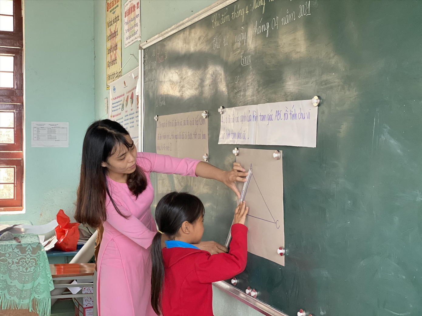 Giáo viên được cho là nghề vất vả nhưng đồng lương ít ỏi. Ảnh: Quỳnh Anh Giáo viên được cho là nghề vất vả nhưng đồng lương ít ỏi. Ảnh: Quỳnh Anh