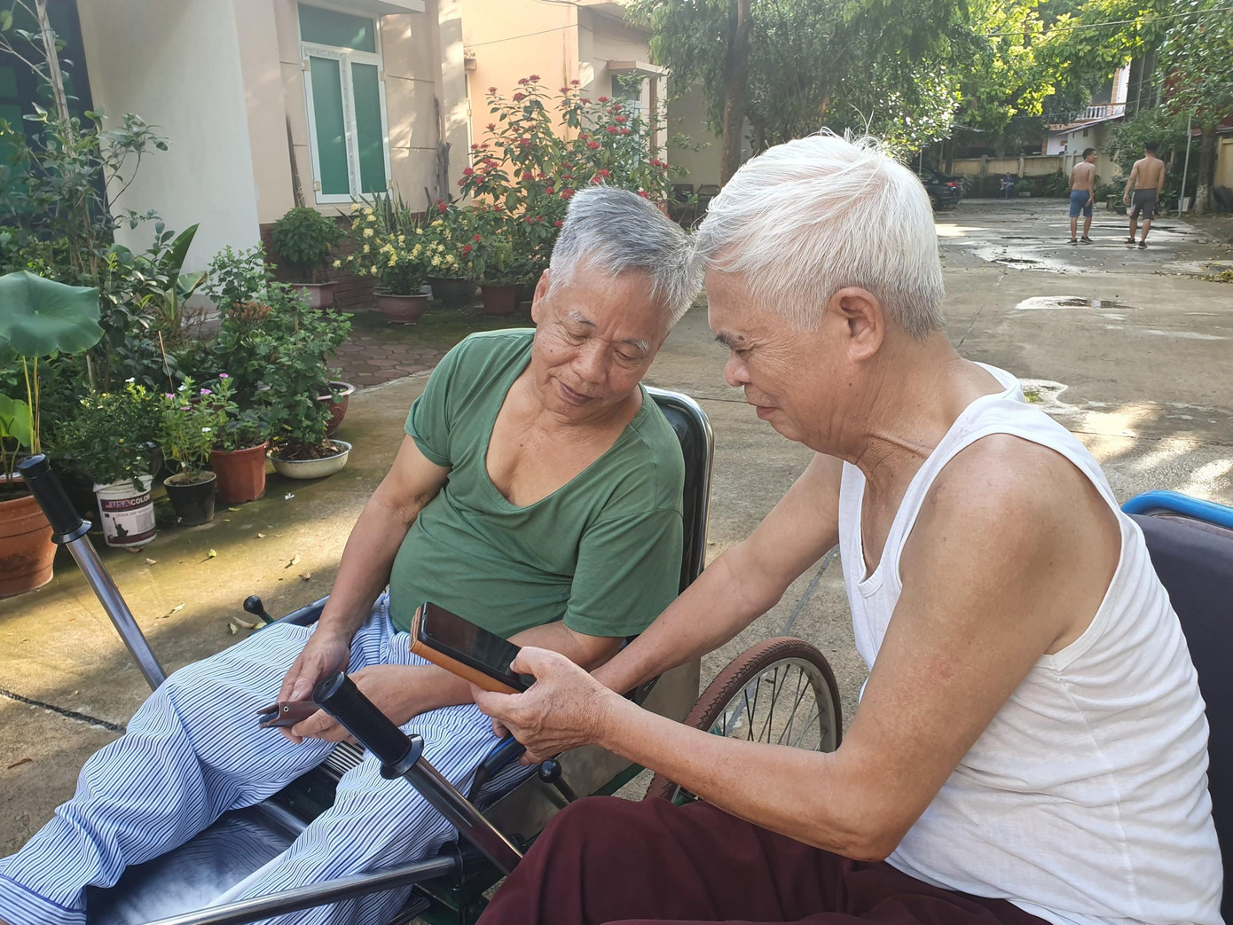 Thương binh Ðinh Văn Bách đang đọc thơ cho đồng đội nghe Thương binh Ðinh Văn Bách đang đọc thơ cho đồng đội nghe