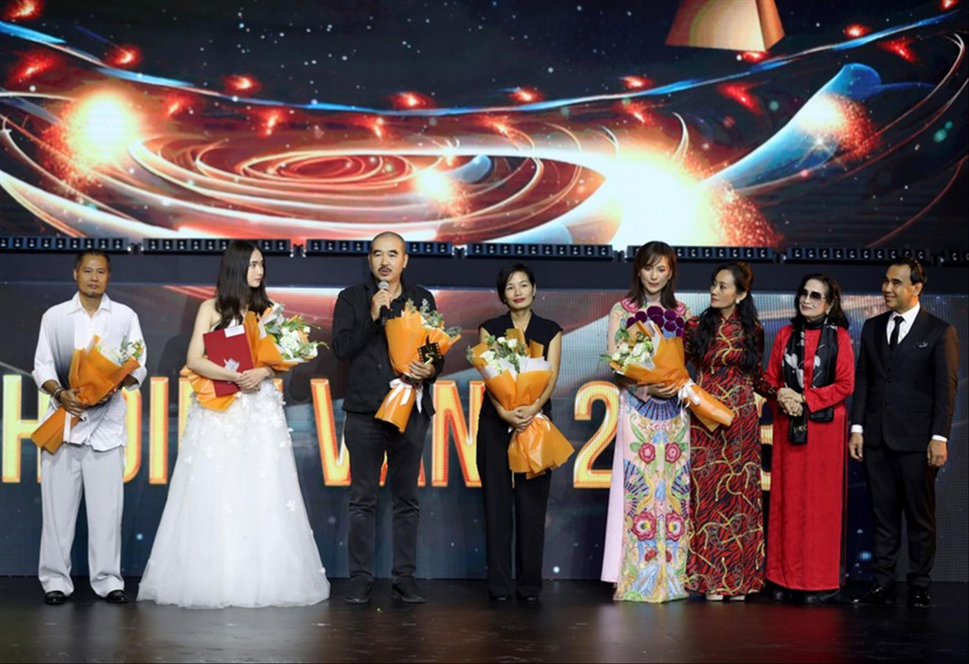 Đạo diễn Bùi Thạc Chuyên (thứ ba từ trái sang) thắng lớn với Tro tàn rực rỡ Đạo diễn Bùi Thạc Chuyên (thứ ba từ trái sang) thắng lớn với Tro tàn rực rỡ