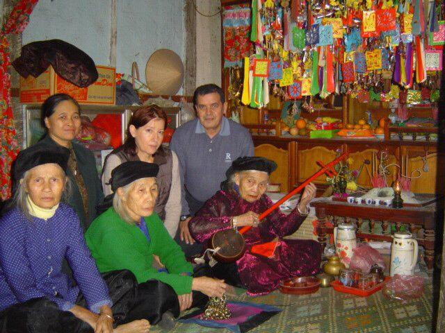 Vợ chồng ông Pie (hàng sau, bên phải) học Then Tày ở Bình Gia, Lạng Sơn