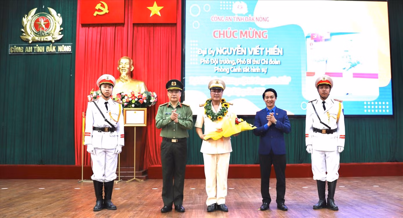 Đại úy Nguyễn Viết Hiển - Phó Đội trưởng Đội phòng ngừa, điều tra tội phạm xâm phạm sở hữu, Phòng Cảnh sát Hình sự, Công an tỉnh Đắk Nông (ở giữa) nhận Giải thưởng “Gương mặt trẻ Công an tiêu biểu” năm 2023 Đại úy Nguyễn Viết Hiển - Phó Đội trưởng Đội phòng ngừa, điều tra tội phạm xâm phạm sở hữu, Phòng Cảnh sát Hình sự, Công an tỉnh Đắk Nông (ở giữa) nhận Giải thưởng “Gương mặt trẻ Công an tiêu biểu” năm 2023