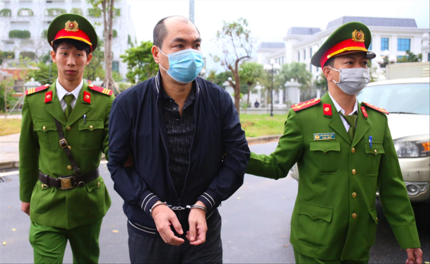 Bị cáo Phạm Duy Tuyến được dẫn giải đến tòa