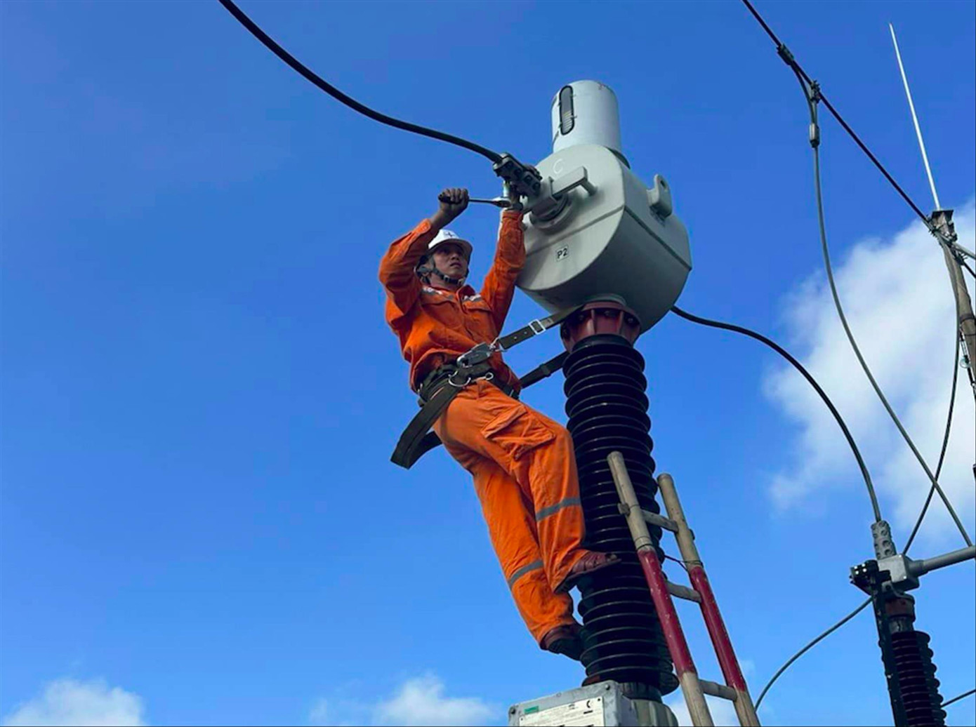 Áp dụng giá điện hai thành phần sẽ giúp tránh tình trạng doanh nghiệp khai vống nhu cầu sử dụng điện thực tế. Ảnh: Nguyễn Bằng