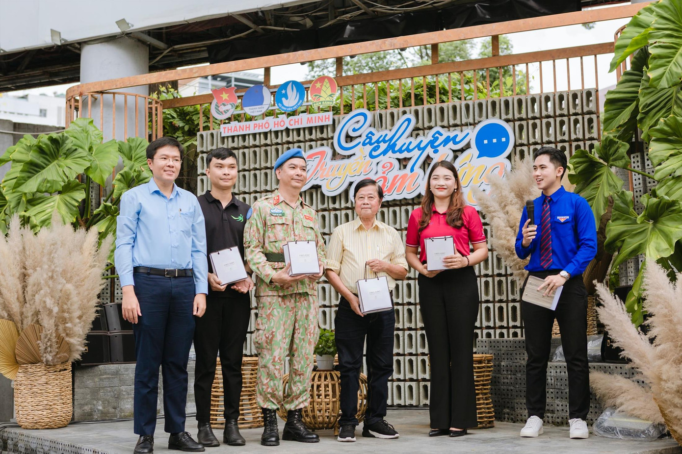 Bác sĩ Trần Mỹ Hòa, nguyên Giám đốc Bệnh viện Dã chiến cấp 2 (thứ 3 từ trái qua) kể về những ngày tháng hoạt động tại Nam Sudan đầy gian khổ, khắc nghiệt