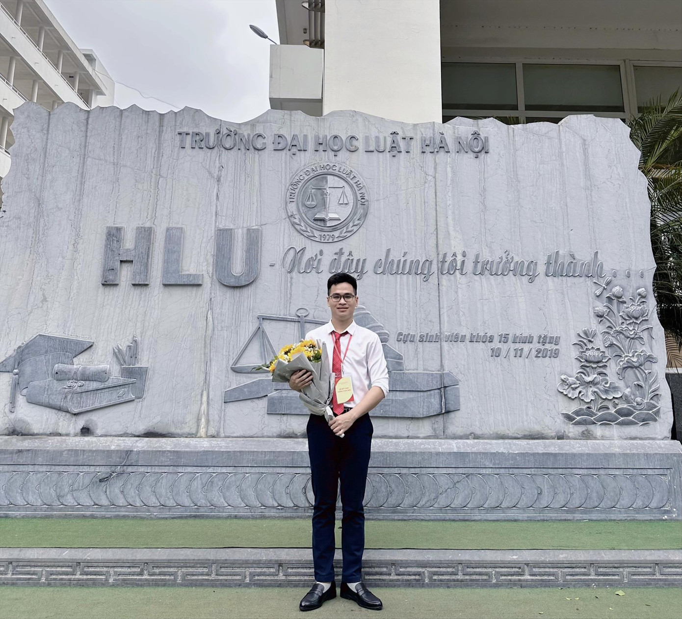 Bảo Kiên (sinh viên ĐH Luật Hà Nội) là 1 trong số hàng trăm sinh viên tình nguyện tham gia mô hình “Áo xanh sư phạm, tiếp sức mùa thi”