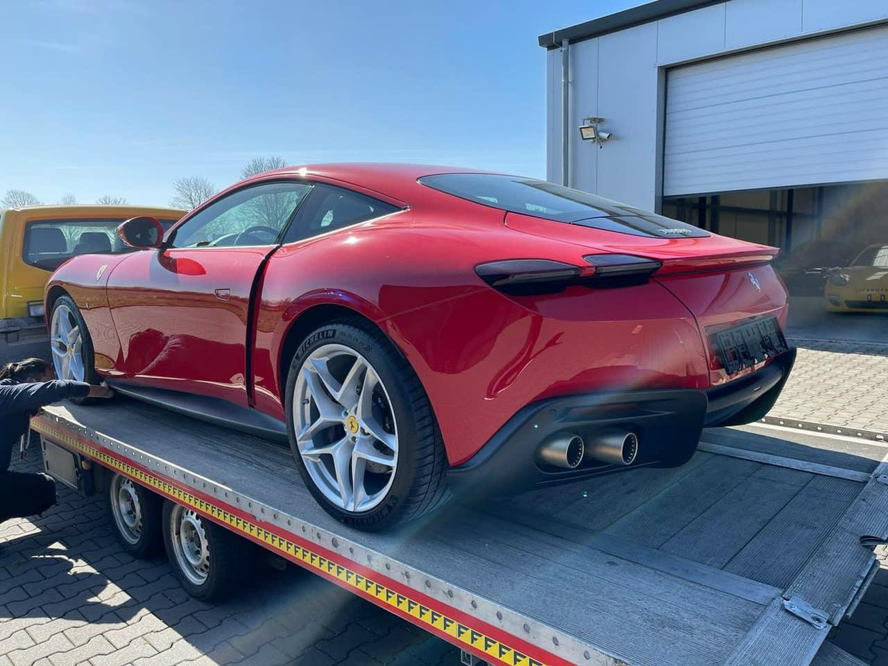 Siêu xe biếu tặng gây chú ý dư luận. Ảnh: Nguyễn Tuấn Siêu xe biếu tặng gây chú ý dư luận. Ảnh: Nguyễn Tuấn