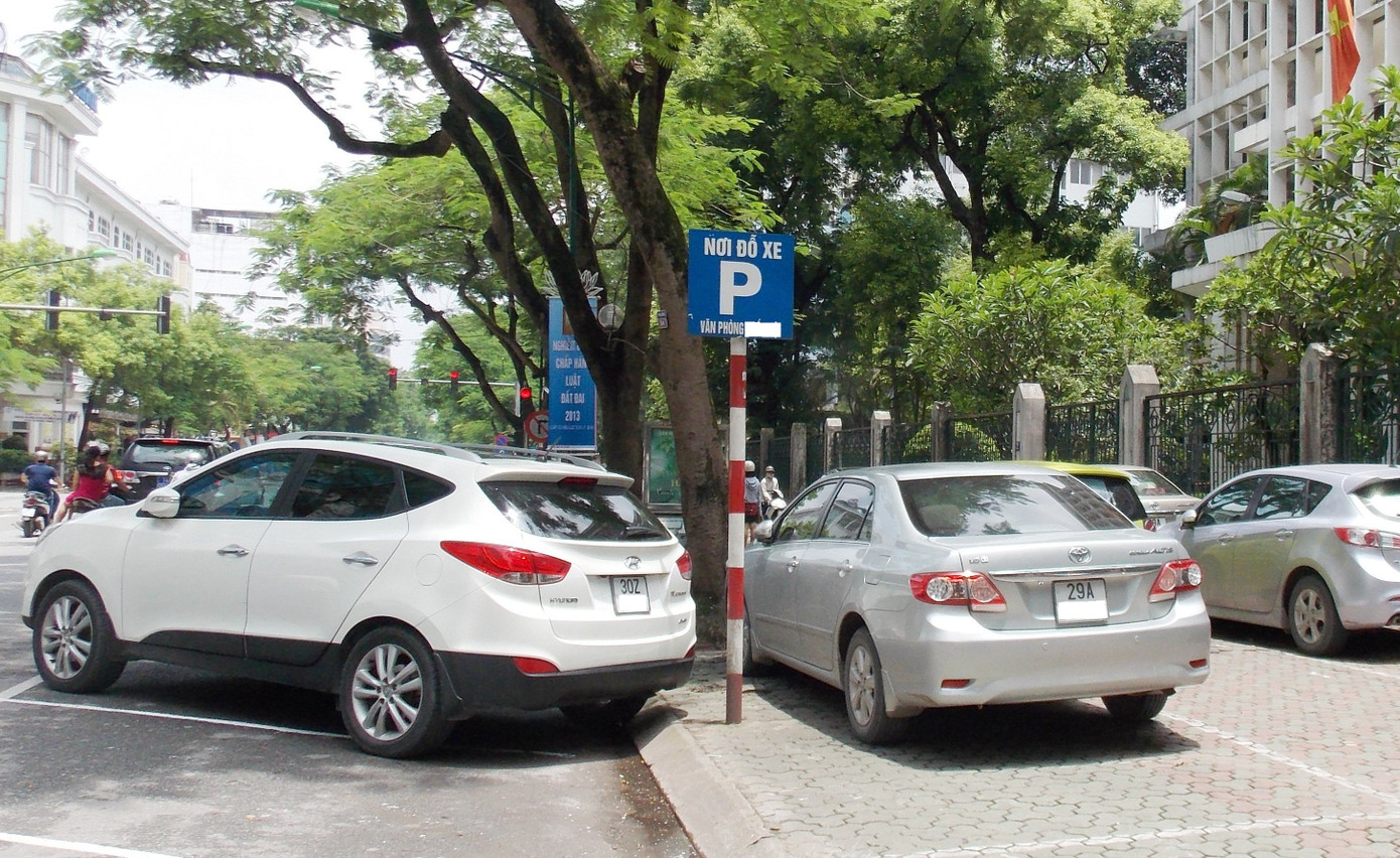 Do thiếu chỗ đỗ, ô tô đỗ tràn cả vỉa hè, lòng đường tại Hà Nội