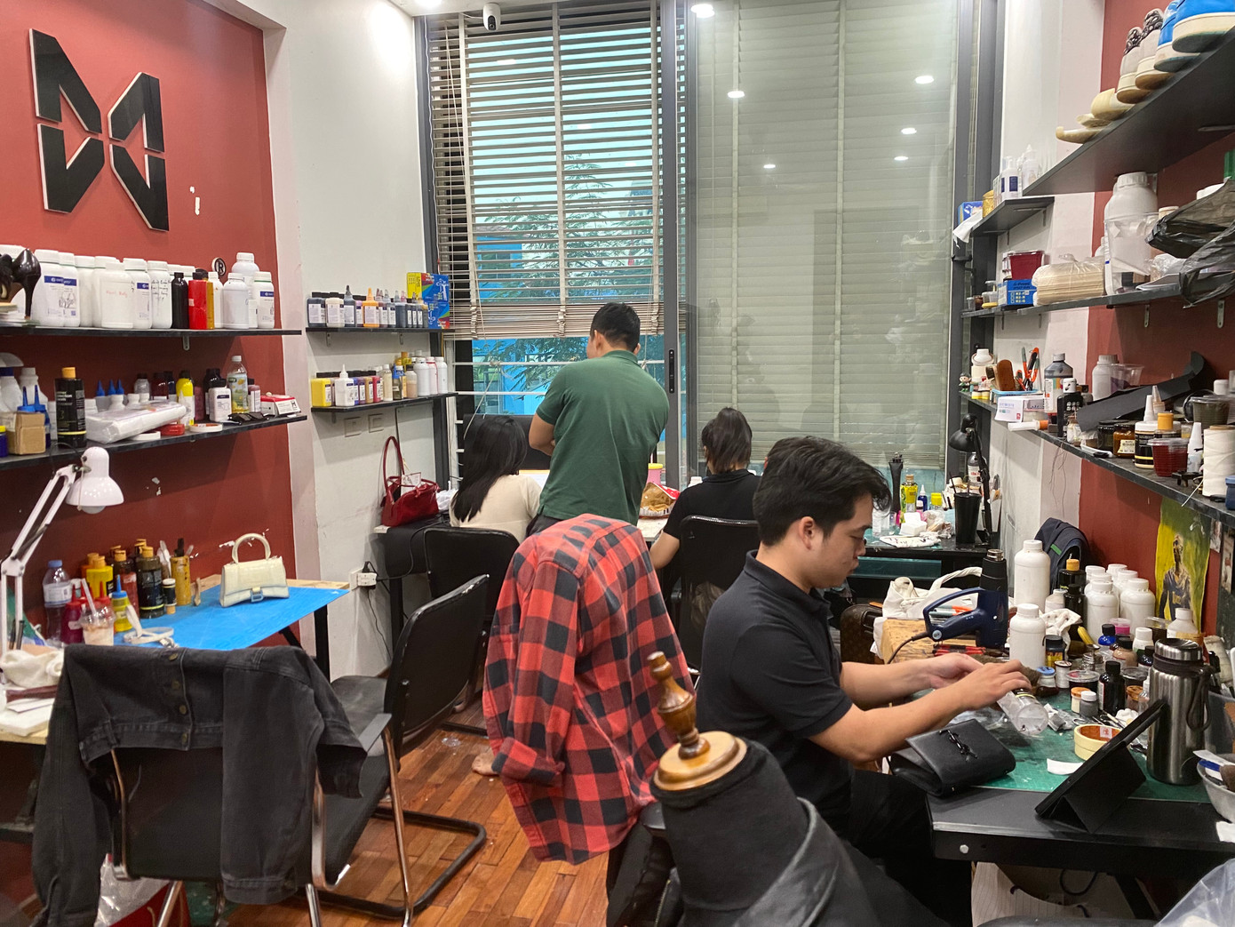 Một góc trong xưởng sửa chữa, phục chế đồ da hàng hiệu của anh Nguyễn Trọng Nghĩa Một góc trong xưởng sửa chữa, phục chế đồ da hàng hiệu của anh Nguyễn Trọng Nghĩa