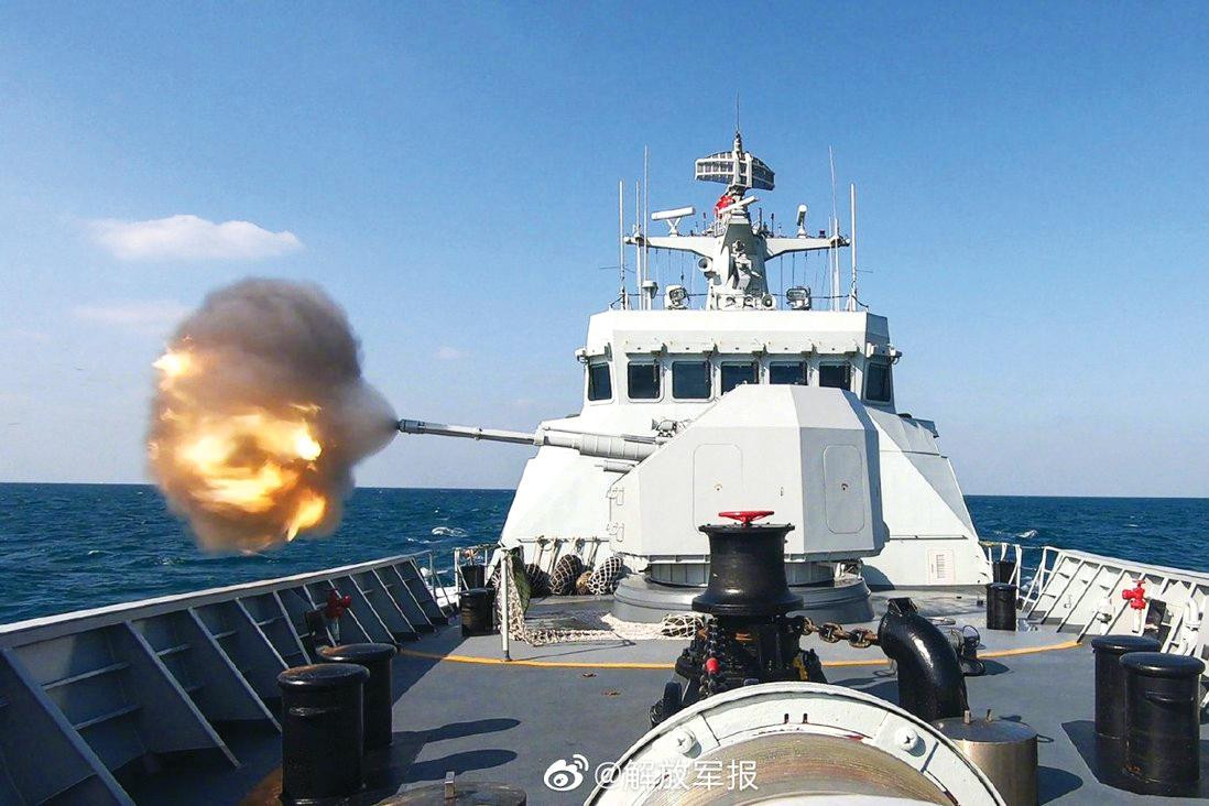 Tàu chiến Trung Quốc tập trận bắn đạn thật trên Biển Ðông. Ảnh: SCMP