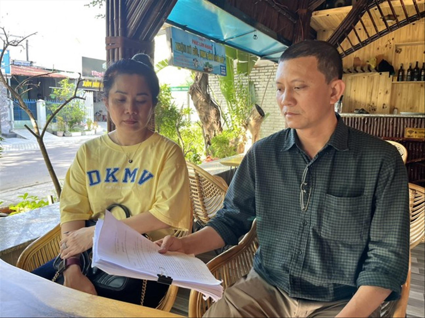 Vợ chồng bà Dương trao đổi với phóng viên Tiền Phong về việc bị mất gần 47 tỷ đồng tiền gửi tại Phòng giao dịch Sacombank TP. Cam Ranh. Ảnh: L.H