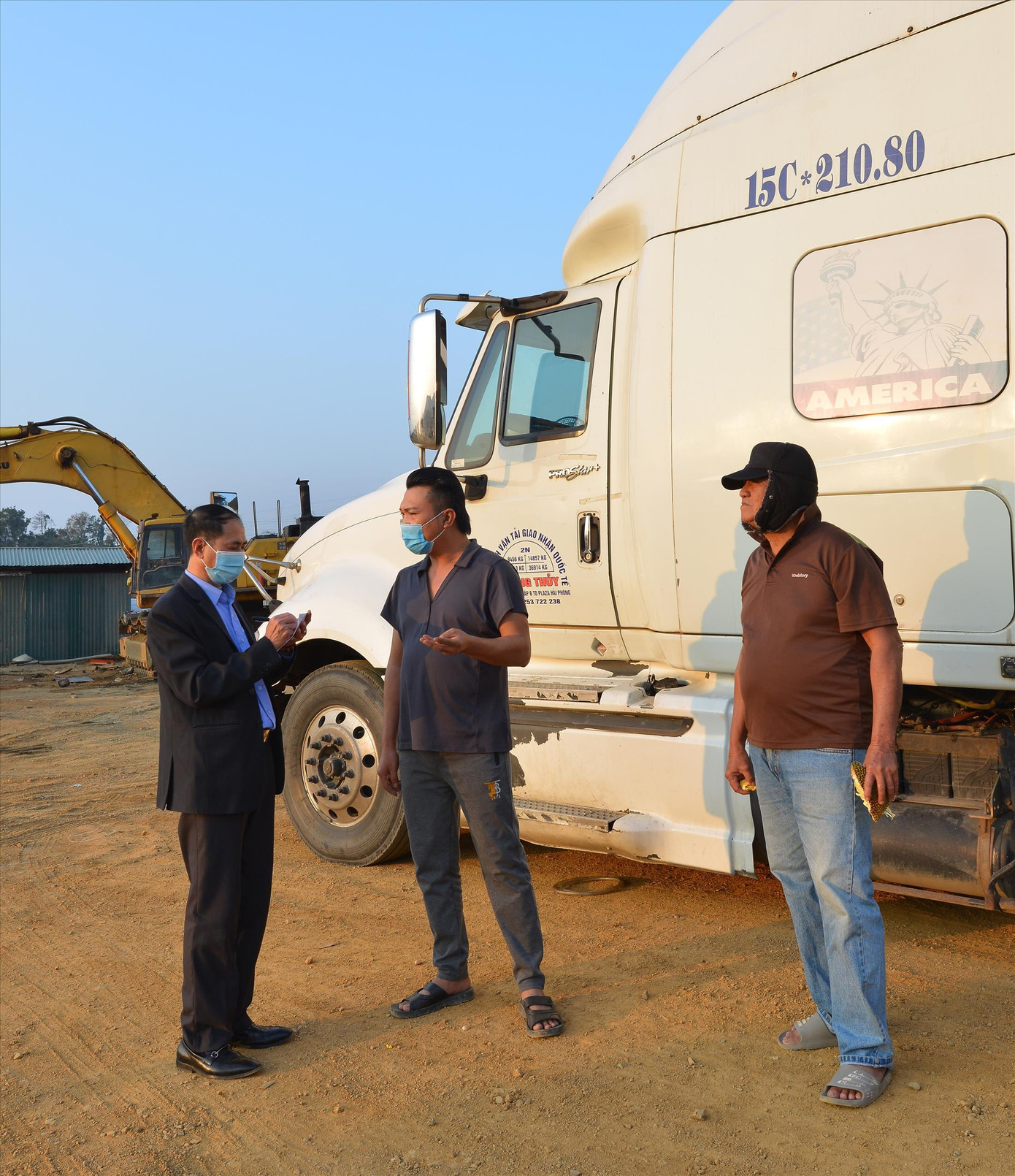 Lái xe và chủ doanh nghiệp bày tỏ lo ngại khi ùn ứ hàng hóa với PV Tiền Phong. Ảnh: Bích Hợp Lái xe và chủ doanh nghiệp bày tỏ lo ngại khi ùn ứ hàng hóa với PV Tiền Phong. Ảnh: Bích Hợp