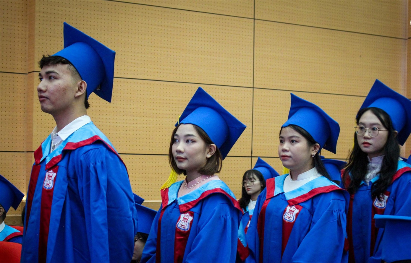 Sinh viên Trường ĐH Y Hà Nội trong lễ tốt nghiệp 2023. Ảnh: Trung tâm truyên thông Trường ĐH Y Hà Nội Sinh viên Trường ĐH Y Hà Nội trong lễ tốt nghiệp 2023. Ảnh: Trung tâm truyên thông Trường ĐH Y Hà Nội