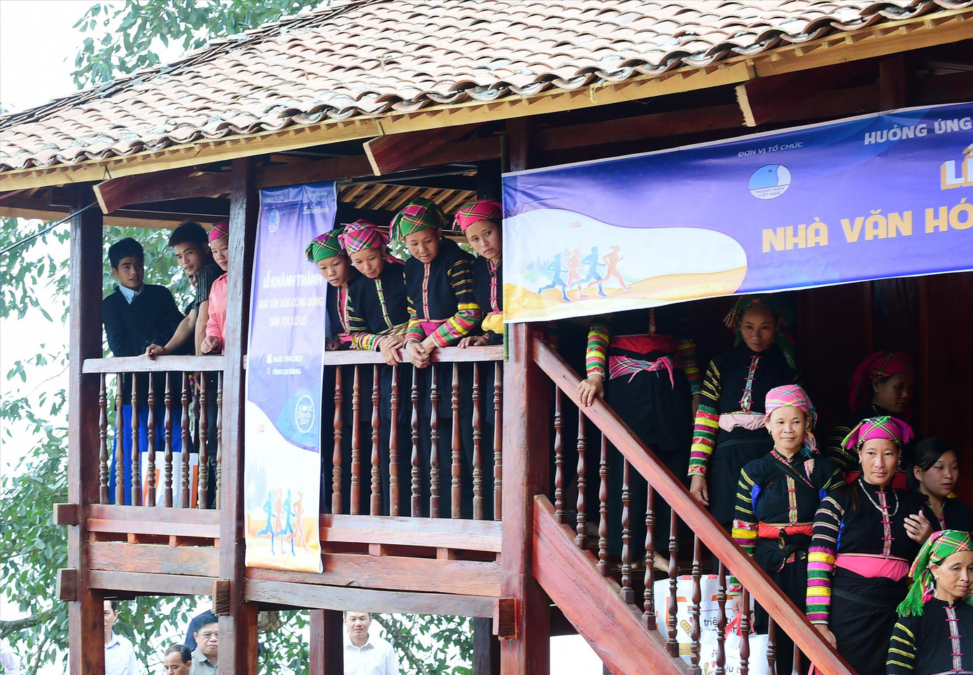 Đồng bào dân tộc Lô Lô ở xóm Cốc Xả trong ngày khánh thành Nhà văn hóa cộng đồng. Ảnh: Xuân Tùng