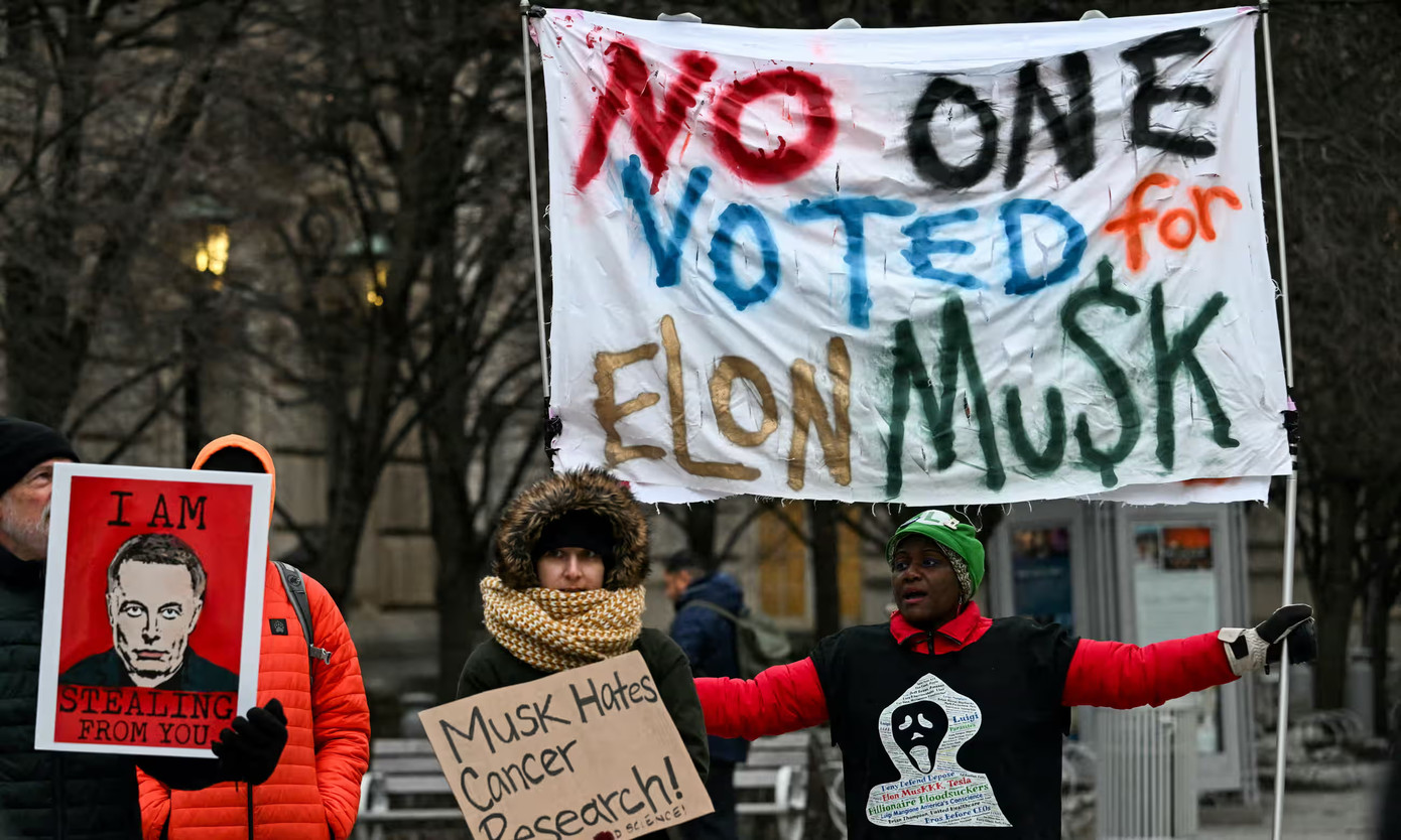 Người dân biểu tình phản đối “Bộ phận Hiệu quả Chính phủ” của Elon Musk tại Washington DC, ngày 19/2. Người dân biểu tình phản đối “Bộ phận Hiệu quả Chính phủ” của Elon Musk tại Washington DC, ngày 19/2.