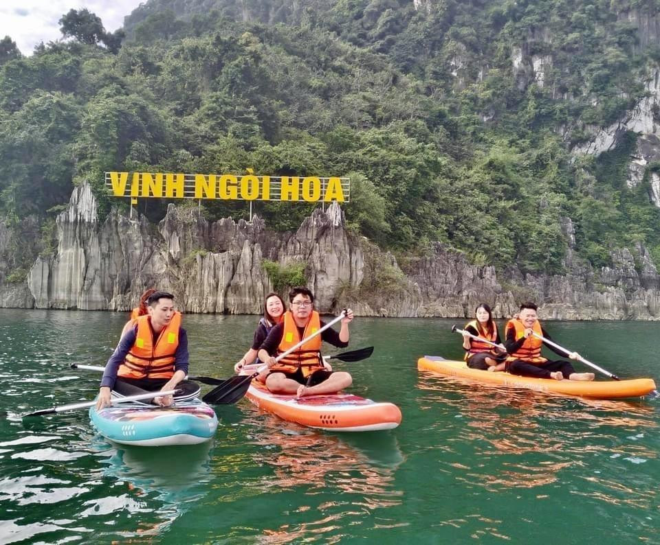 Du khách bơi thuyền tại một Khu nghỉ dưỡng sinh thái trong lòng hồ Hòa Bình