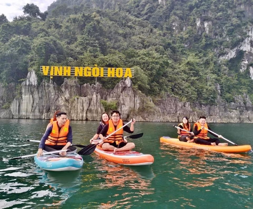 Du khách bơi thuyền tại một Khu nghỉ dưỡng sinh thái trong lòng hồ Hòa Bình