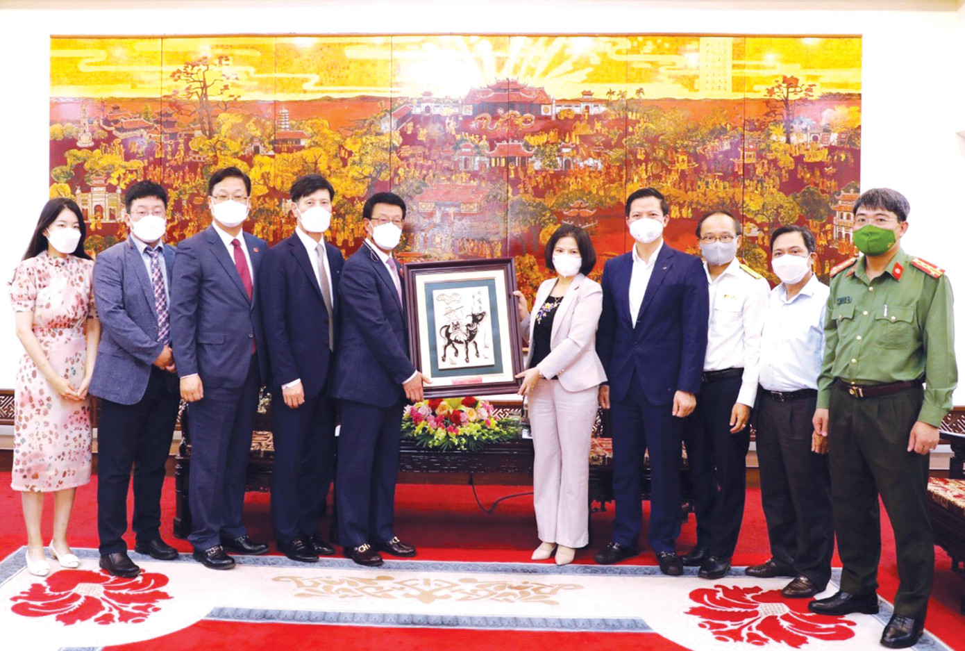 Chủ tịch UBND tỉnh Bắc Ninh Nguyễn Hương Giang trao tặng sản phẩm làng nghề truyền thống cho ông Sohn Hyun Sik Chủ tịch UBND tỉnh Bắc Ninh Nguyễn Hương Giang trao tặng sản phẩm làng nghề truyền thống cho ông Sohn Hyun Sik