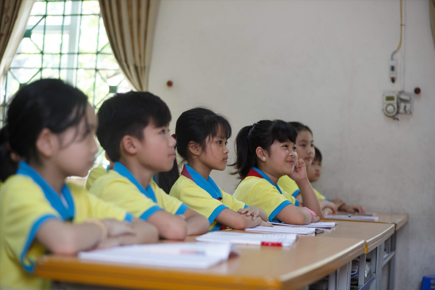 Giá SGK chương trình mới cao gấp nhiều lần so với SGK chương trình 2006. Ảnh: Thế Ðại Giá SGK chương trình mới cao gấp nhiều lần so với SGK chương trình 2006. Ảnh: Thế Ðại