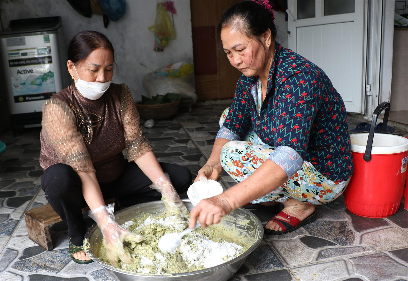 Cua dam sau khi lóng lấy nước, trứng gà lấy mỗi lòng đỏ, thịt nạc vai xay trộn với bột gạo khang dân và gia vị đã giã nhỏ trộn thành một hỗn hợp đặc sánh, dậy mùi