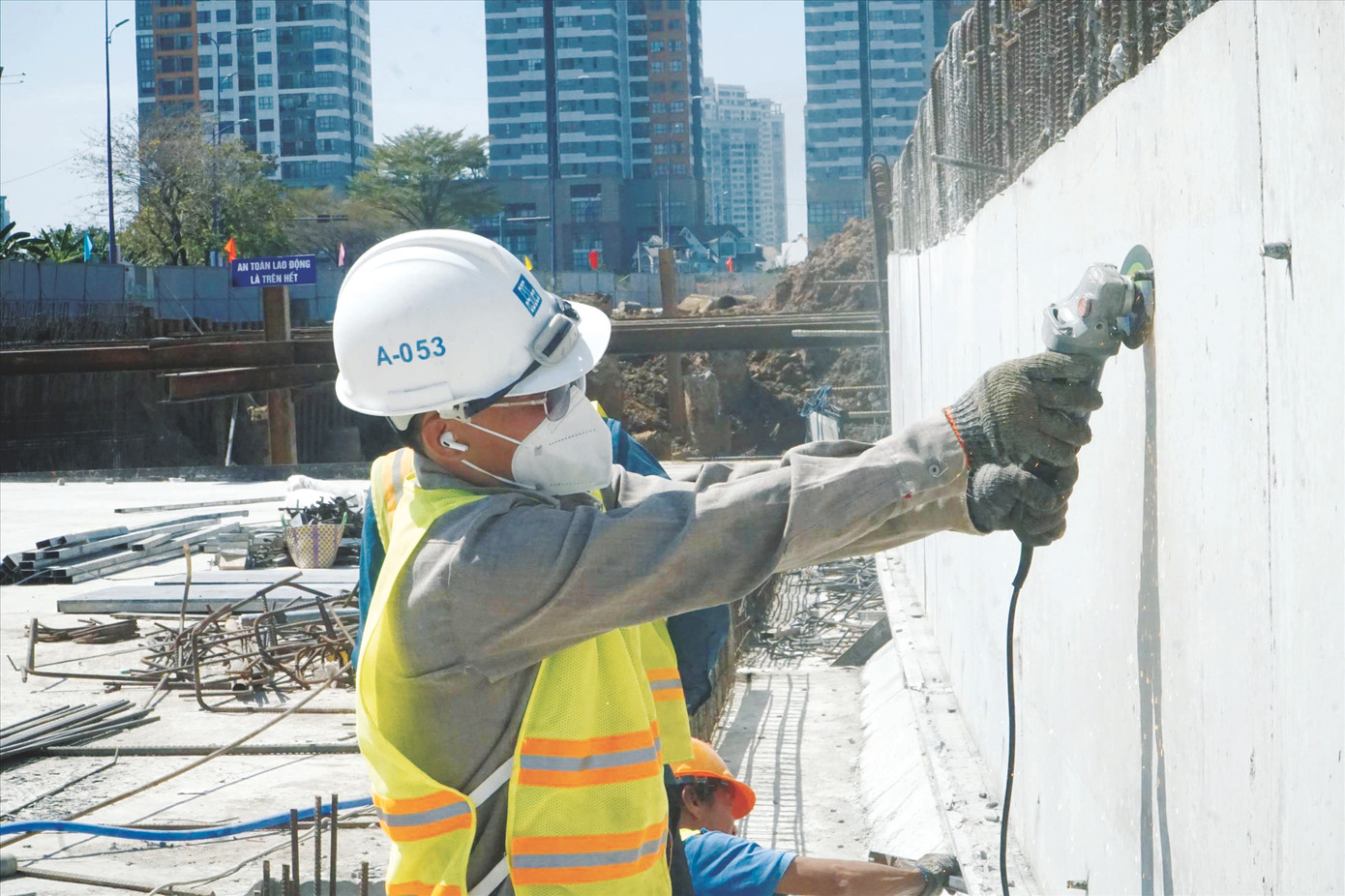 Công nhân thi công tại nút giao An Phú, TPHCM. Ảnh: HH