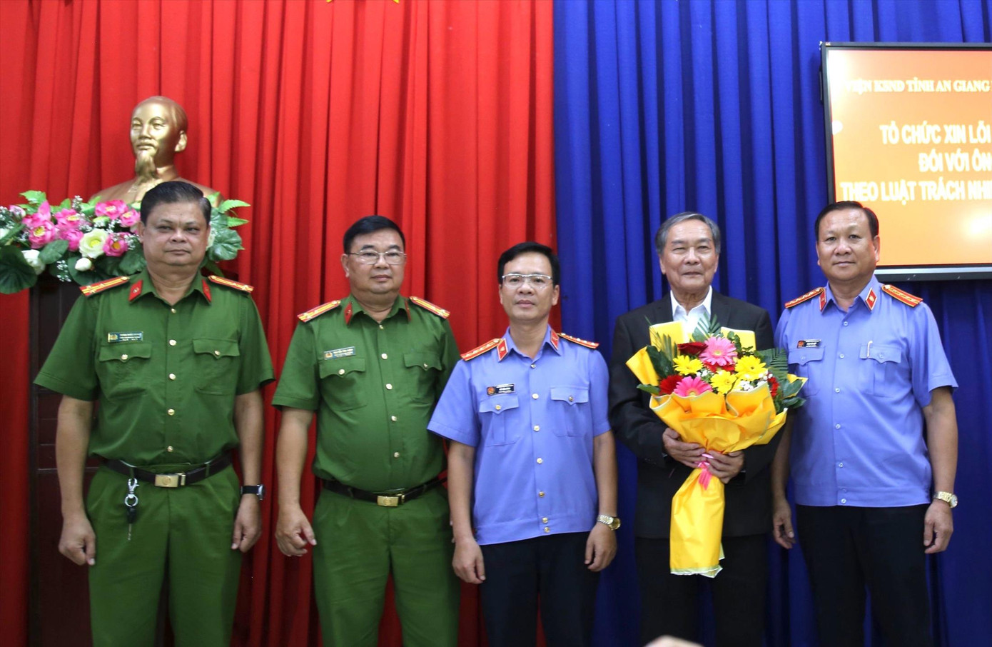 Ông Lâm Hồng Sơn (cầm hoa) tại buổi tổ chức xin lỗi công khai. Ảnh: Nhật Huy Ông Lâm Hồng Sơn (cầm hoa) tại buổi tổ chức xin lỗi công khai. Ảnh: Nhật Huy