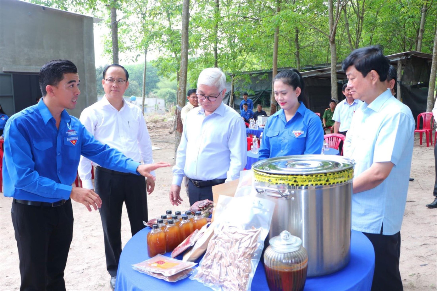 Hồ Hoàng Hiếu (ngoài cùng bìa trái) giới thiệu các sản phẩm làm ra với lãnh đạo tỉnh Bình Dương