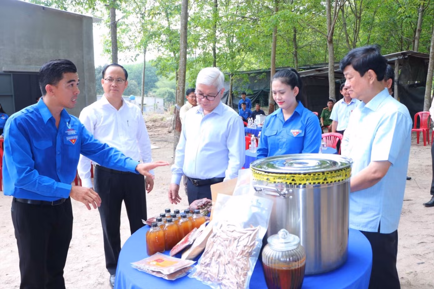 Hồ Hoàng Hiếu (ngoài cùng bìa trái) giới thiệu các sản phẩm làm ra với lãnh đạo tỉnh Bình Dương Hồ Hoàng Hiếu (ngoài cùng bìa trái) giới thiệu các sản phẩm làm ra với lãnh đạo tỉnh Bình Dương
