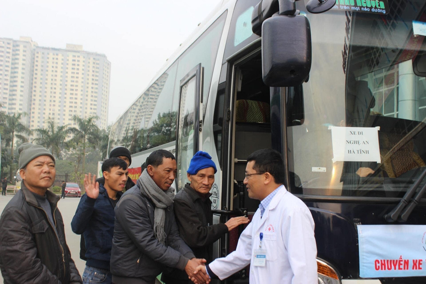 GS.TS Lê Văn Quảng tiễn bệnh nhân về quê ăn Tết trên chuyến xe miễn phí do bệnh viện tổ chức