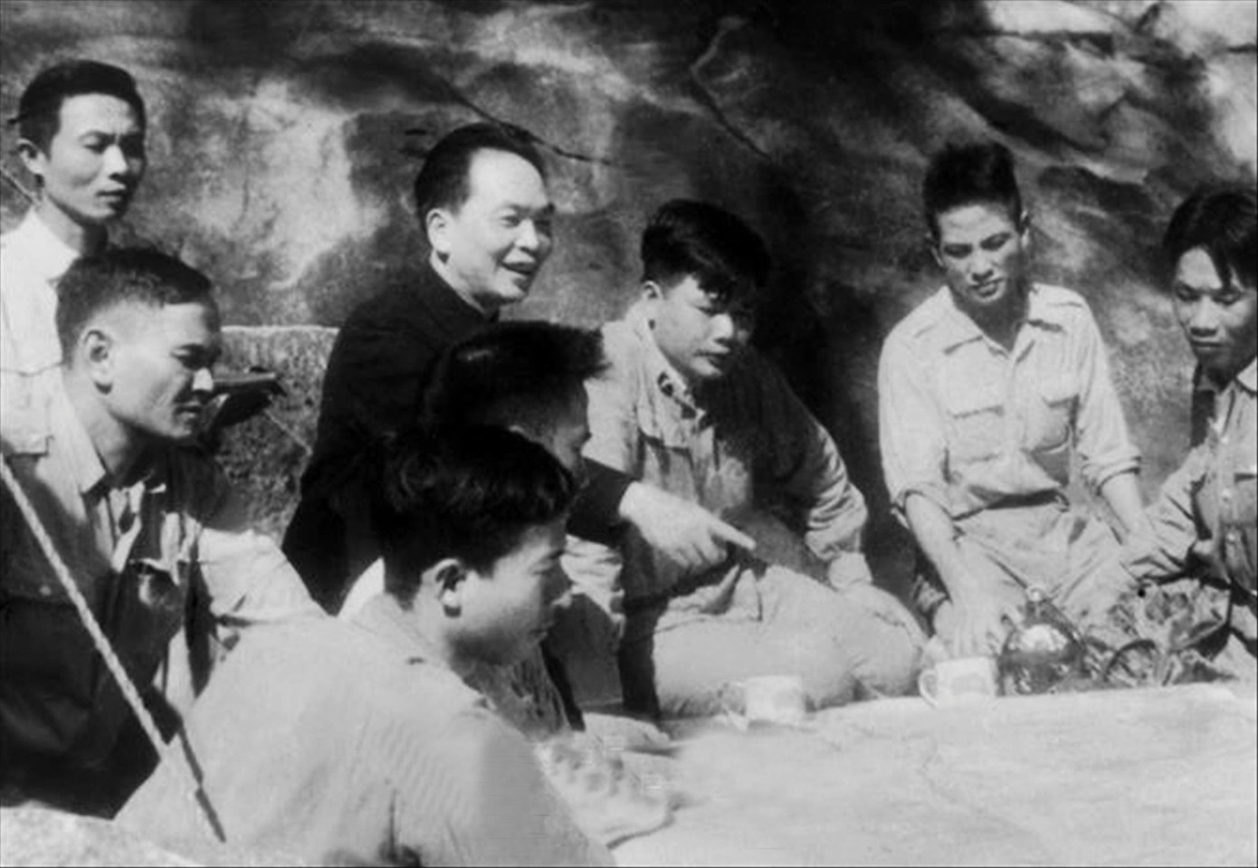 Bộ chỉ huy Chiến dịch Điện Biên Phủ năm 1954 bàn kế hoạch tác chiến dưới sự chỉ đạo của Đại tướng, Tổng Tư lệnh Võ Nguyên Giáp. ẢNH: TTXVN Bộ chỉ huy Chiến dịch Điện Biên Phủ năm 1954 bàn kế hoạch tác chiến dưới sự chỉ đạo của Đại tướng, Tổng Tư lệnh Võ Nguyên Giáp. ẢNH: TTXVN