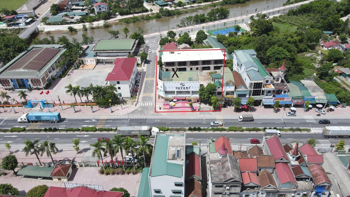 Khu đất vàng (dấu x) thuộc trung tâm thị trấn Cẩm Xuyên (huyện Cẩm Xuyên), từ năm 2015 được UBND tỉnh Hà Tĩnh giao cho doanh nghiệp không qua đấu giá