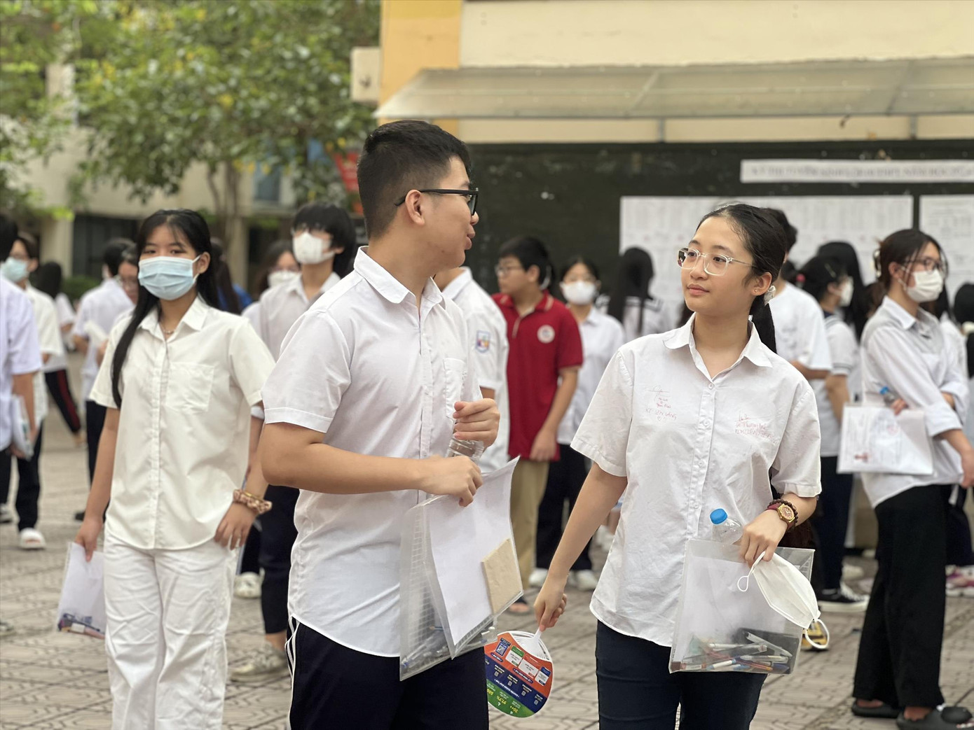 Kỳ thi tuyển sinh lớp 10 của Hà Nội năm nào cũng căng thẳng vì tỉ lệ đỗ trường công không cao.