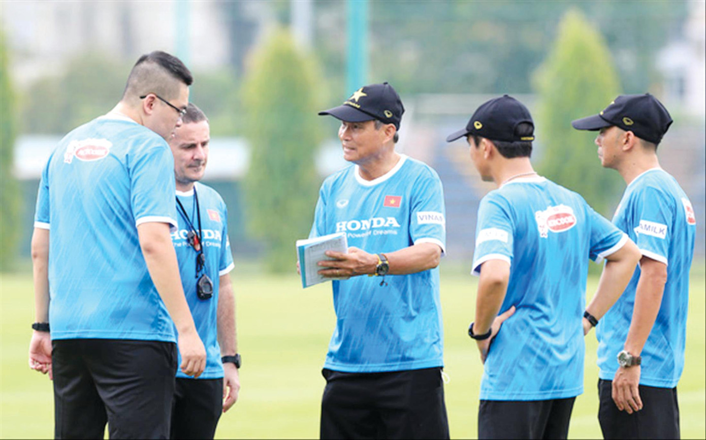 HLV Mai Ðức Chung (giữa)sẽ tiếp tục dẫn dắt đội tuyển bóng đá nữ dự World Cup 2023? Ảnh: Anh Tuấn HLV Mai Ðức Chung (giữa)sẽ tiếp tục dẫn dắt đội tuyển bóng đá nữ dự World Cup 2023? Ảnh: Anh Tuấn