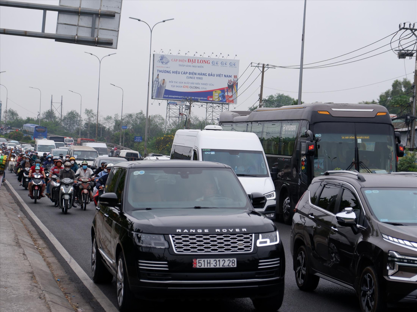 Quốc lộ 1 - cửa ngõ phía tây TPHCM chiều 5/2. Ảnh: H.H Quốc lộ 1 - cửa ngõ phía tây TPHCM chiều 5/2. Ảnh: H.H