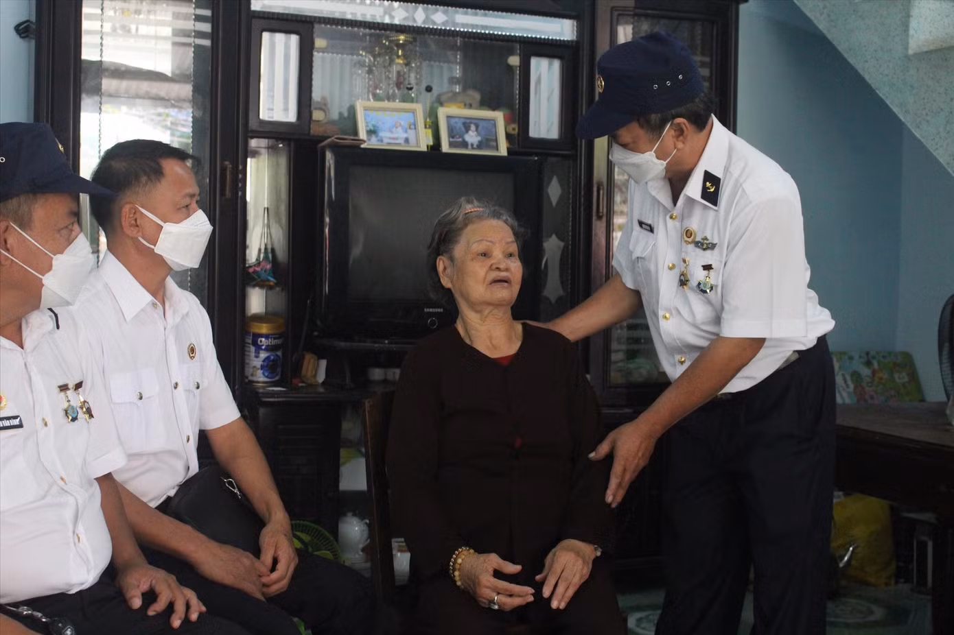 Mẹ Lê Thị Lan nghẹn ngào khi nhiều năm trôi qua, các đồng đội vẫn thường xuyên ghé thăm và thắp nén hương lên ban thờ liệt sĩ trước mỗi dịp 14/3. Ảnh: Giang Thanh