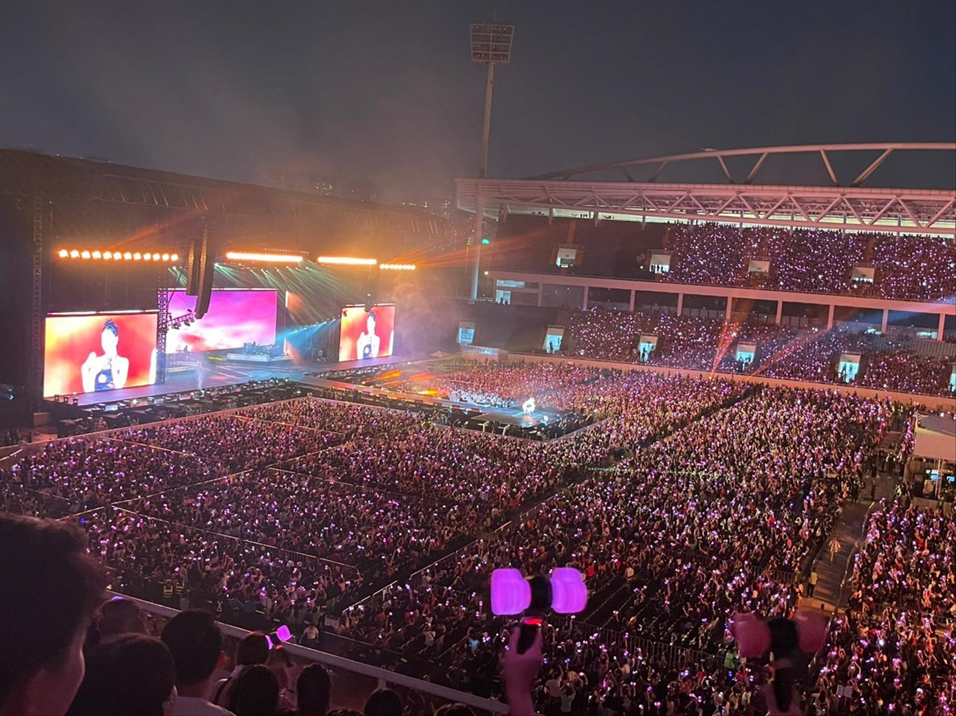 Sân vận động Mỹ Đình bao phủ bởi sắc hồng - màu biểu tượng của nhóm BlackPink. Ảnh: TRỌNG TÀI Sân vận động Mỹ Đình bao phủ bởi sắc hồng - màu biểu tượng của nhóm BlackPink. Ảnh: TRỌNG TÀI