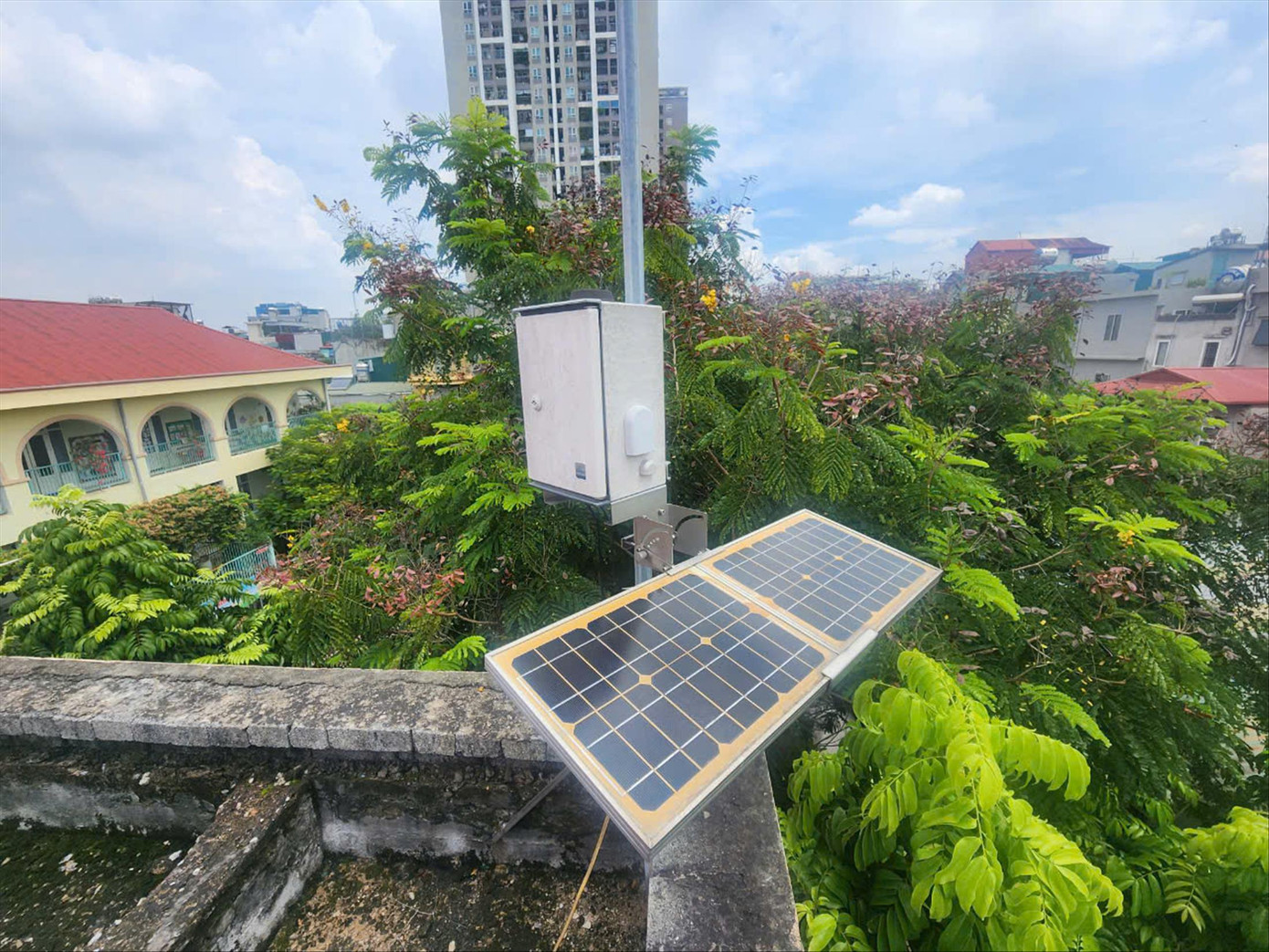 Trạm quan trắc môi trường không khí cảm biến Khương Trung, đặt tại Trường mầm non Khương Trung, quận Thanh Xuân