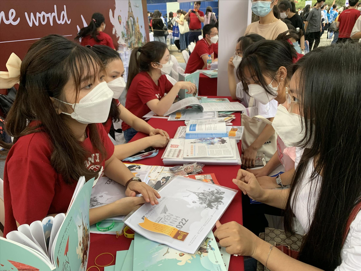 Nhiều thí sinh vẫn bàng quan với những điều chỉnh đăng ký nguyện vọng năm nay. Ảnh: Nghiêm Huê