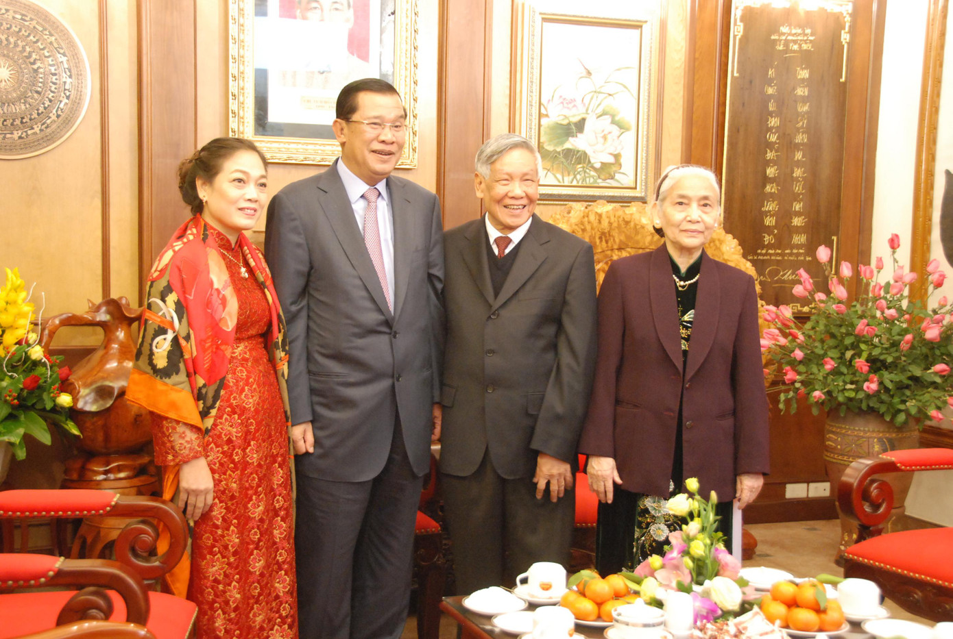 Cụ Lê Khả Phiêu và Cụ bà chụp ảnh kỷ niệm với ông Hun Xen - Thủ tướng Cộng hoà Vương quốc Campuchia tại tư gia ở Lý Nam Đế (Hà Nội). (Trong câu chuyện, để ý nhiều lần ông Hun Xen gọi Cụ Phiêu là Thưa Thủ trưởng… Và xưng… em!). Ảnh: Xuân Ba Cụ Lê Khả Phiêu và Cụ bà chụp ảnh kỷ niệm với ông Hun Xen - Thủ tướng Cộng hoà Vương quốc Campuchia tại tư gia ở Lý Nam Đế (Hà Nội). (Trong câu chuyện, để ý nhiều lần ông Hun Xen gọi Cụ Phiêu là Thưa Thủ trưởng… Và xưng… em!). Ảnh: Xuân Ba