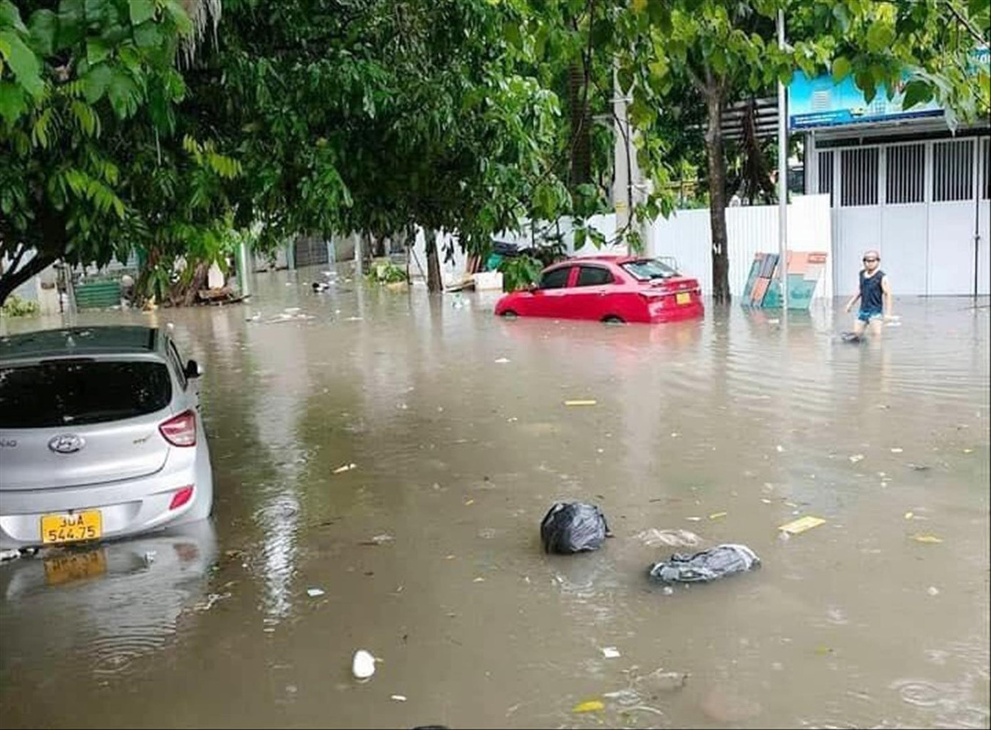 Mưa ngập trắng nước và lút bánh ô tô tại quận Cầu Giấy