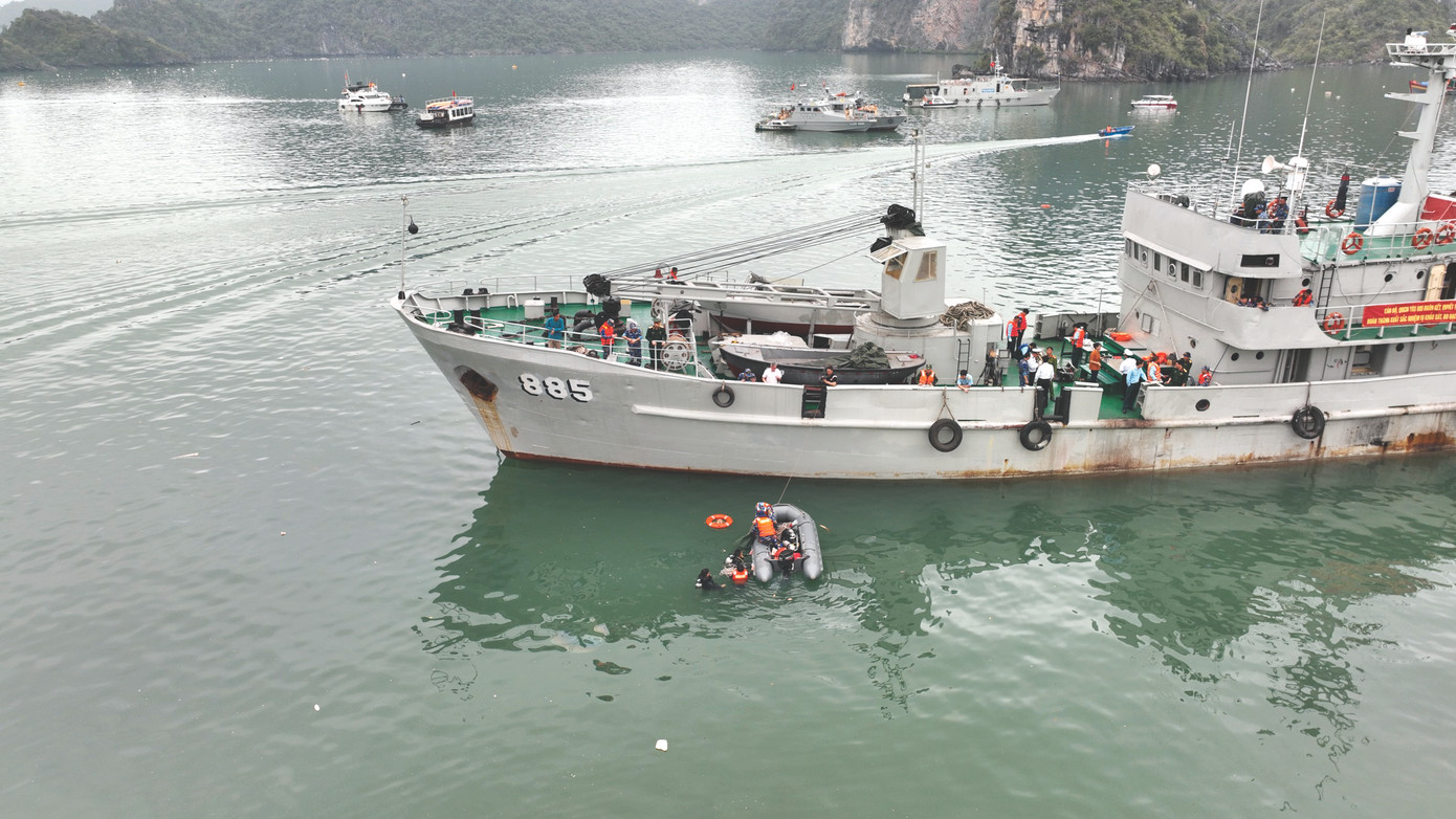 Lực lượng chức năng tìm kiếm thi thể nạn nhân và trục vớt máy bay rơi. Ảnh: Hoàng Dương