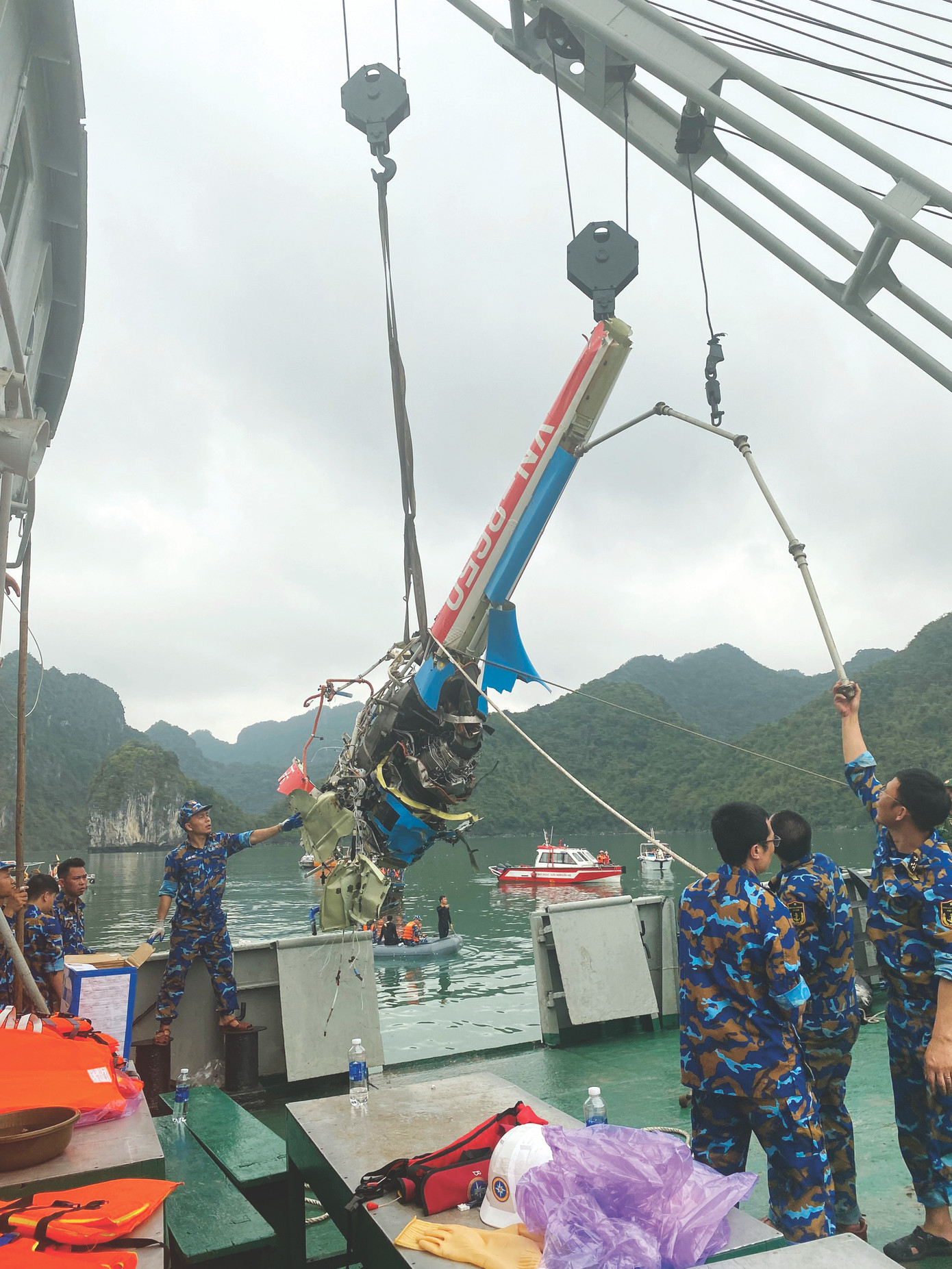 Lực lượng chức năng tìm kiếm thi thể nạn nhân và trục vớt máy bay rơi. Ảnh: Hoàng Dương