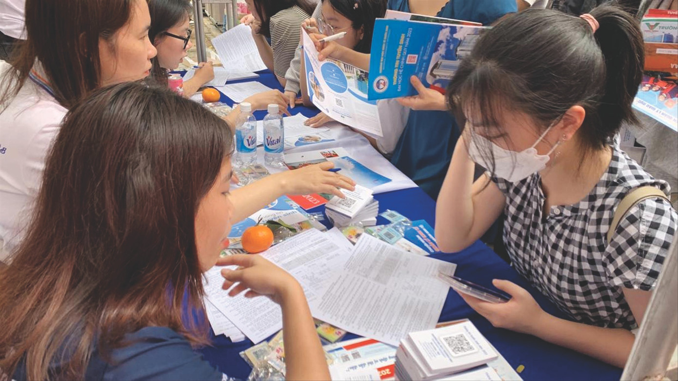 Mất an toàn tài chính, sinh viên dễ bỏ học giữa chừng. Ảnh: Nghiêm Huê