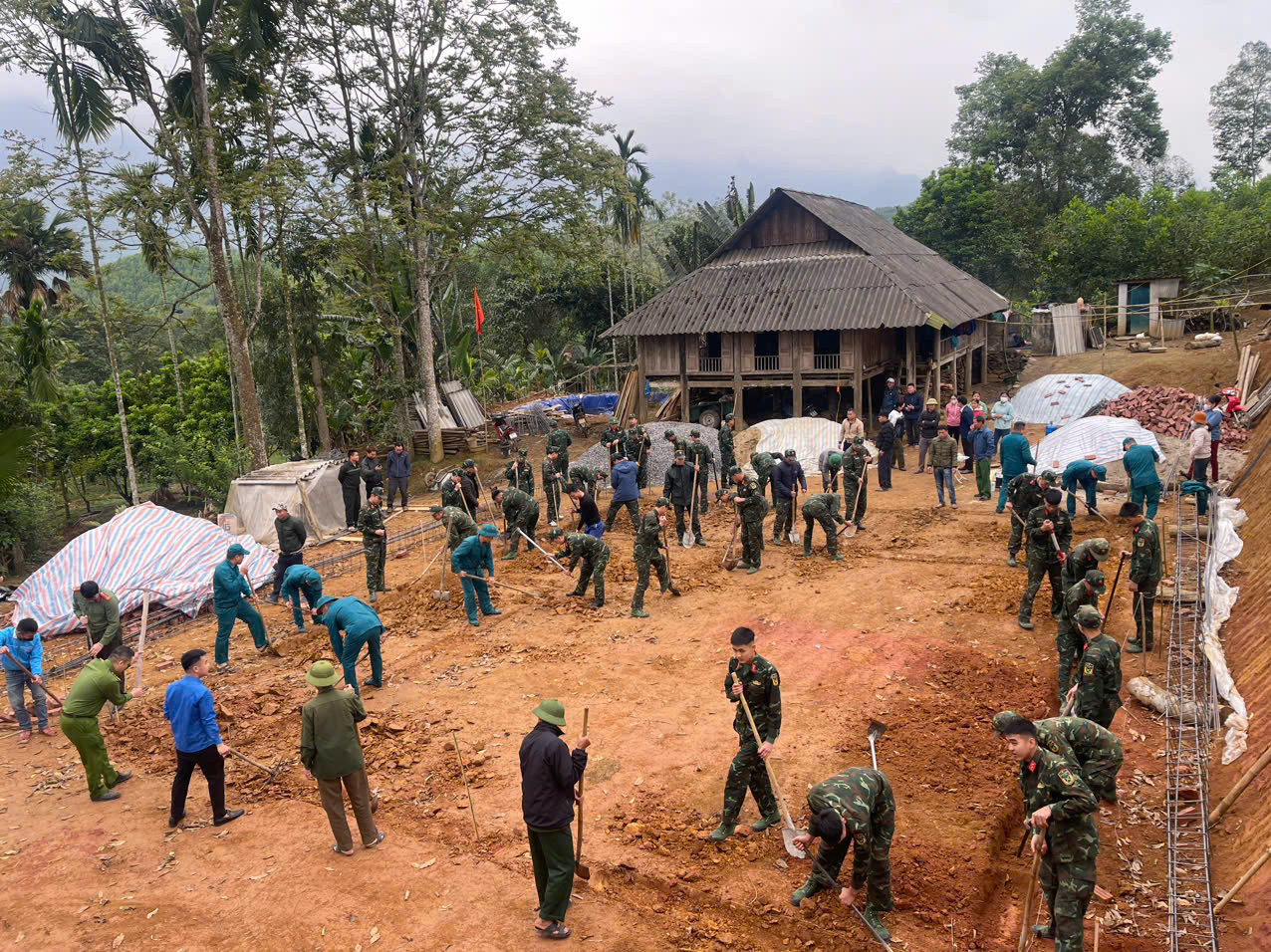 Hàng xóm láng giềng và các lực lượng chức năng giúp anh Bùi Văn Rơi đào móng xây nhà mới. Hàng xóm láng giềng và các lực lượng chức năng giúp anh Bùi Văn Rơi đào móng xây nhà mới.