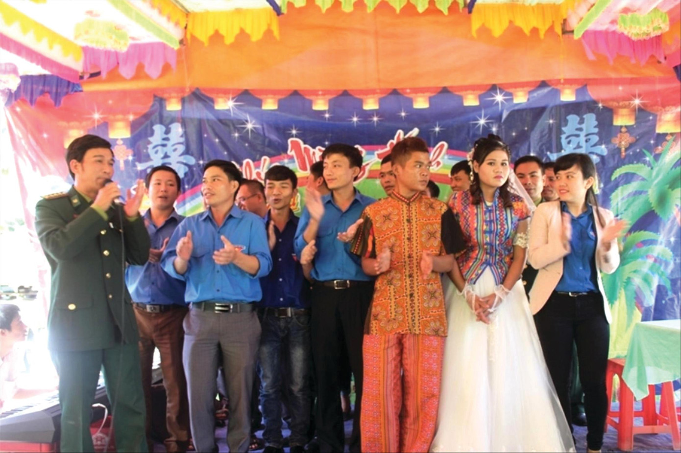 Mỗi đám cưới đều có sự tham dự của lãnh đạo BÐBP Hà Tĩnh, Tỉnh Đoàn, chính quyền địa phương và toàn dân bản Rào Tre Mỗi đám cưới đều có sự tham dự của lãnh đạo BÐBP Hà Tĩnh, Tỉnh Đoàn, chính quyền địa phương và toàn dân bản Rào Tre