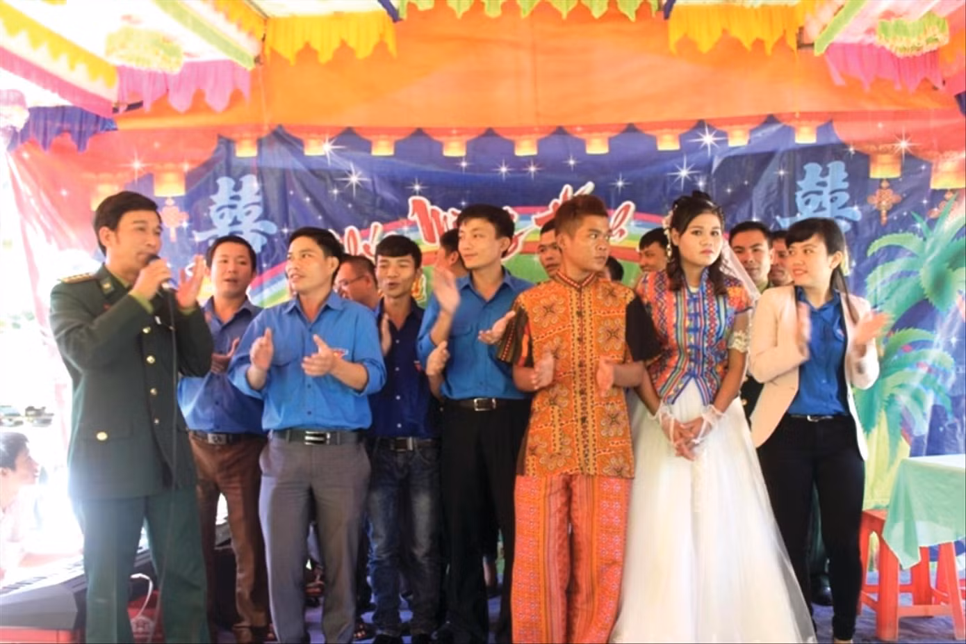 Mỗi đám cưới đều có sự tham dự của lãnh đạo BÐBP Hà Tĩnh, Tỉnh Đoàn, chính quyền địa phương và toàn dân bản Rào Tre