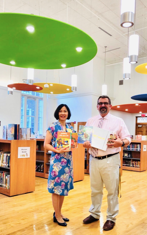 Bà Trần Thị Bích Vân tặng quà cho Hiệu trưởng Trường Tiểu học Murch ngày 20/9/2022