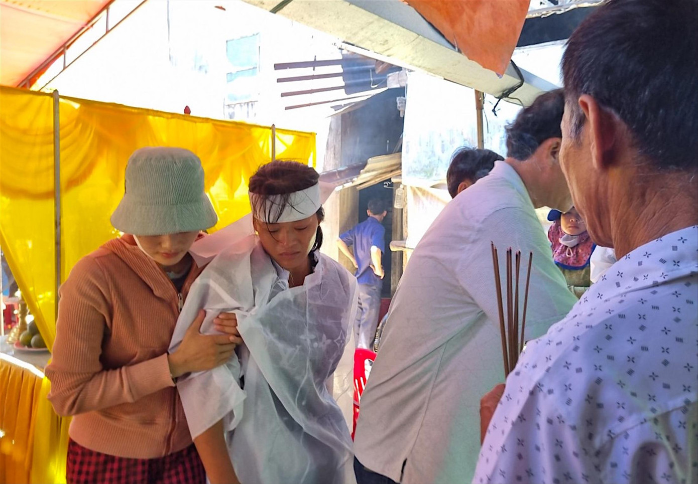 Chị Nguyễn Thị Lộc không còn đứng vững khi mất cùng lúc cả 3 người con.