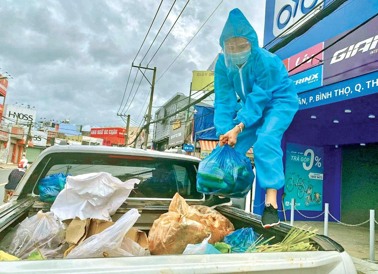 Thời điểm dịch bệnh căng thẳng, Yến Nhung mang nhu yếu phẩm gửi tặng bà con. Ảnh: NVCC Thời điểm dịch bệnh căng thẳng, Yến Nhung mang nhu yếu phẩm gửi tặng bà con. Ảnh: NVCC