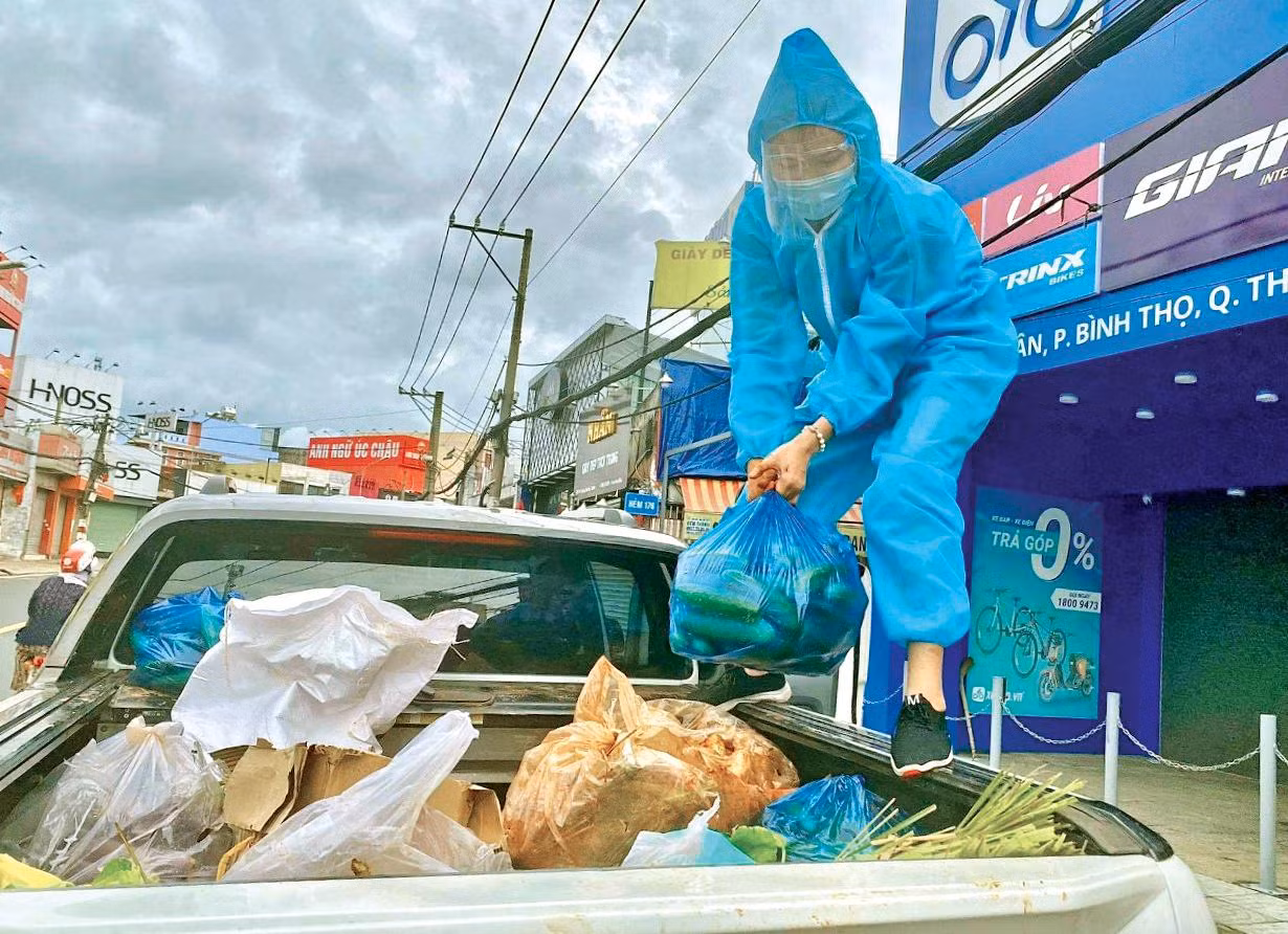 Thời điểm dịch bệnh căng thẳng, Yến Nhung mang nhu yếu phẩm gửi tặng bà con. Ảnh: NVCC